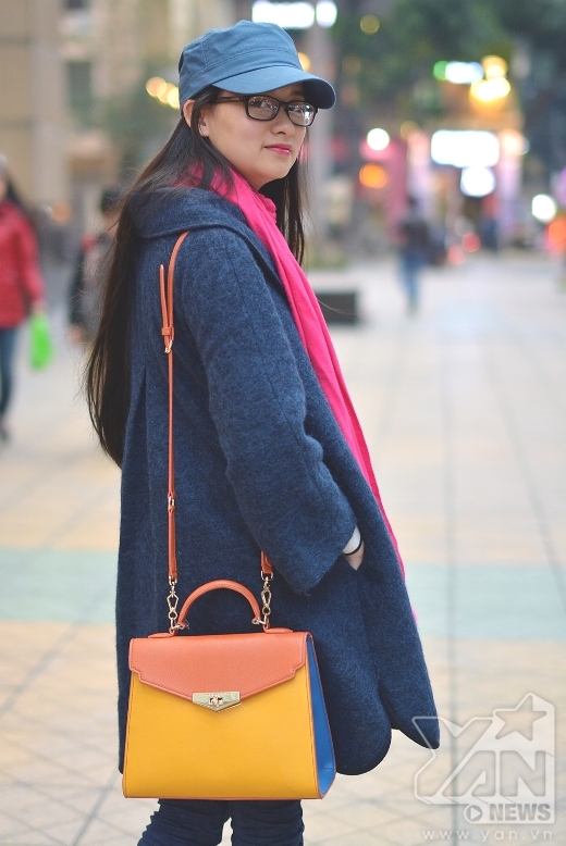 
	
	Sử dụng gam xanh trầm của áo khoác và jeans làm nền, set đồ của bạn Kim Yến vẫn rất nổi bật với chiếc khăn khác tông và đặc biệt là chiếc túi color block.